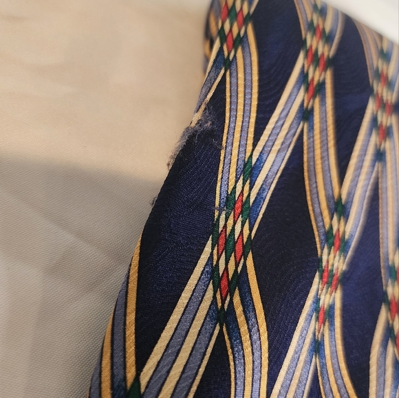 Status Geometric Patterned Navy Silk Tie Has Minor Flaw - Picture 2 of 5